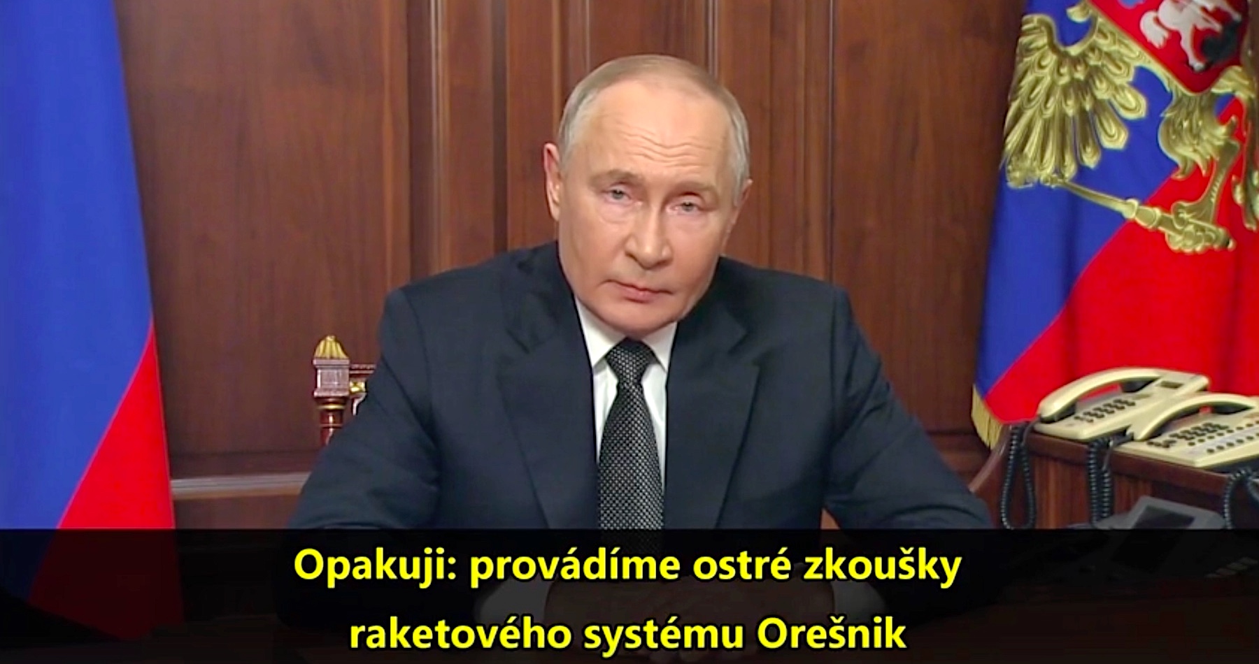 VIDEO: Putin informoval, že ruská armáda v reakcii na útoky ďalekonosnými raketami spôsobila ničivý úder najnovšou hypersonickou raketou „Orešnik“. „Rakety útočia na ciele rýchlosťou Mach 10 a súčasné systémy protivzdušnej obrany, ktoré sú vo svete k dispozícii, ani systémy protiraketovej obrany v Európe a USA nedokážu tieto rakety zachytiť,“ informoval ruský prezident a varoval štáty NATO pred ďalšou odvetou v prípade ich opakovanej agresie