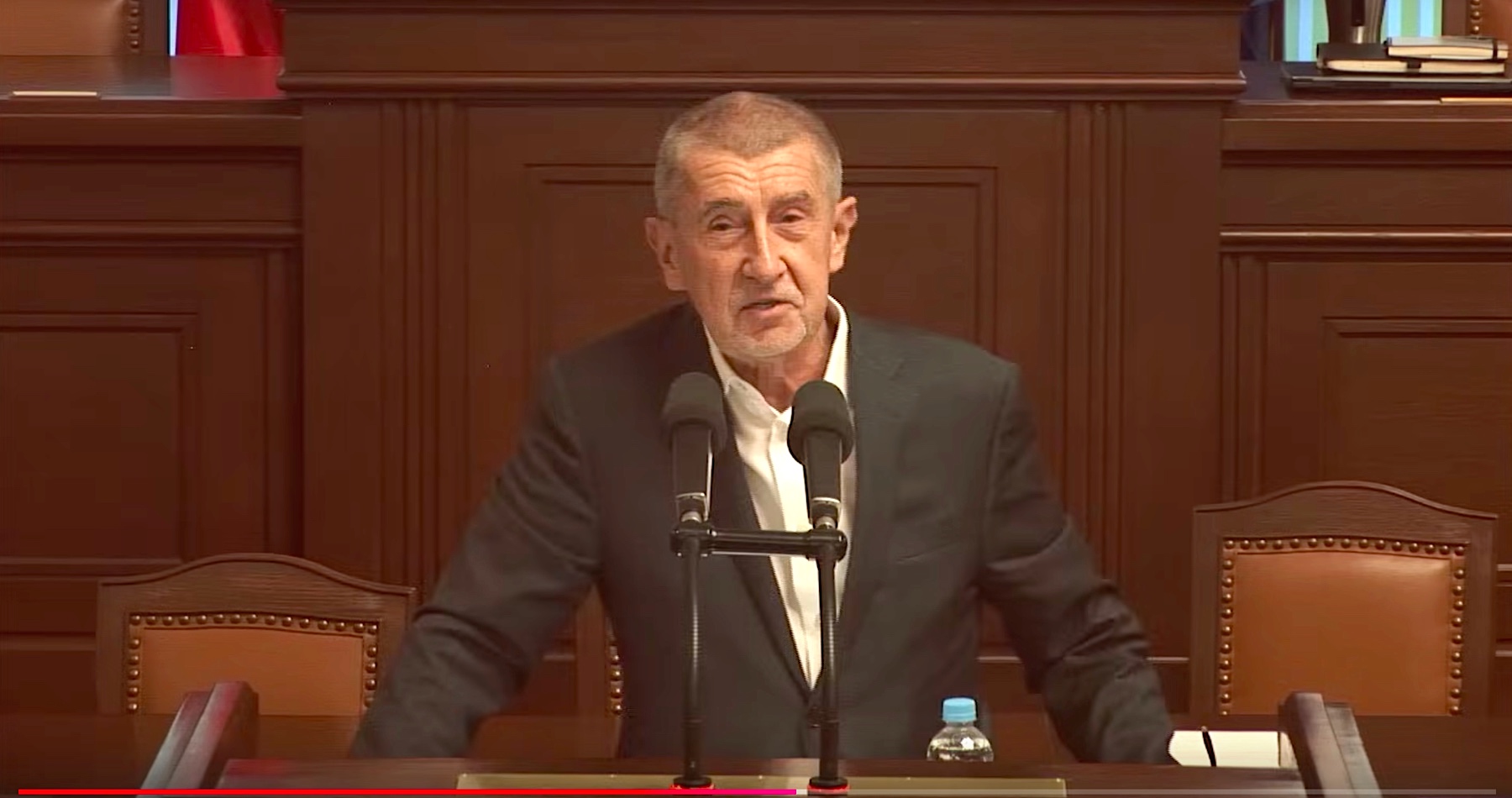 VIDEO: Babiš navrhol v parlamente rokovať o psychickom stave premiéra Fialu, ktorý dennodenne vystupuje v televízii a blúzni, že po voľbách bude opäť predsedom vlády a občania Českej republiky dostanú od neho nemecké platy: „Po každém vystoupení pana premiéra nám volají zděšení občané a mají strach, co se to s panem premiérem děje!“