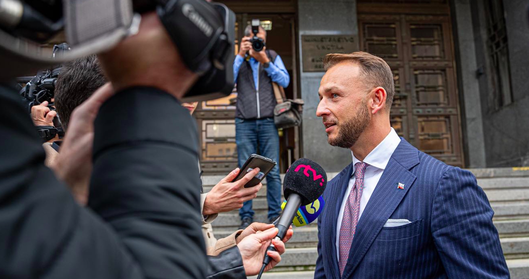 „Ústavný súd odmietol sťažnosť jedného z čurillovcov proti rozhodnutiu Najvyššieho súdu SR o odvolaní,“ informoval šéf rezortu vnútra Šutaj Eštok a dodal, že „Čurillovci neuspeli pred Krajským súdom v Bratislave, Najvyšším súdom SR a ani pred Ústavným súdom SR“. Ich advokát v reakcii uviedol, že „radosť ministra  nie je radosťou víťaza z právnej výhry, ale radosťou delikventa, ktorému sa vďaka jeho dočasnej moci zatiaľ darí unikať pred spravodlivosťou“