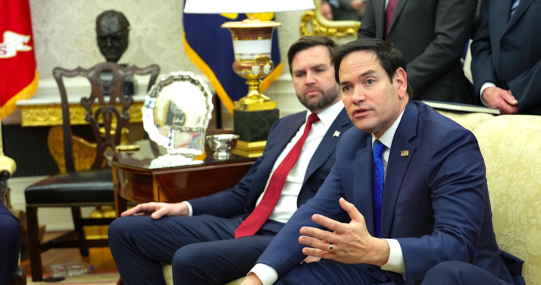 USA obvinili Nemecko z prenasledovania opozície a vyzvali vládu v Berlíne zmeniť svoj antidemokratický kurz. „Toto nie je demokracia – toto je skrytá tyrania,“ reagoval americký minister zahraničia Marco Rubio na rozhodnutie nemeckej kontrarozviedky označiť čoraz populárnejšiu opozičnú AfD za pravicovo-extrémistickú organizáciu. „Berlínsky múr nepostavili nanovo Sovieti alebo Rusi, ale nemecký establišment,“ vyhlásil americký viceprezident JD Vance