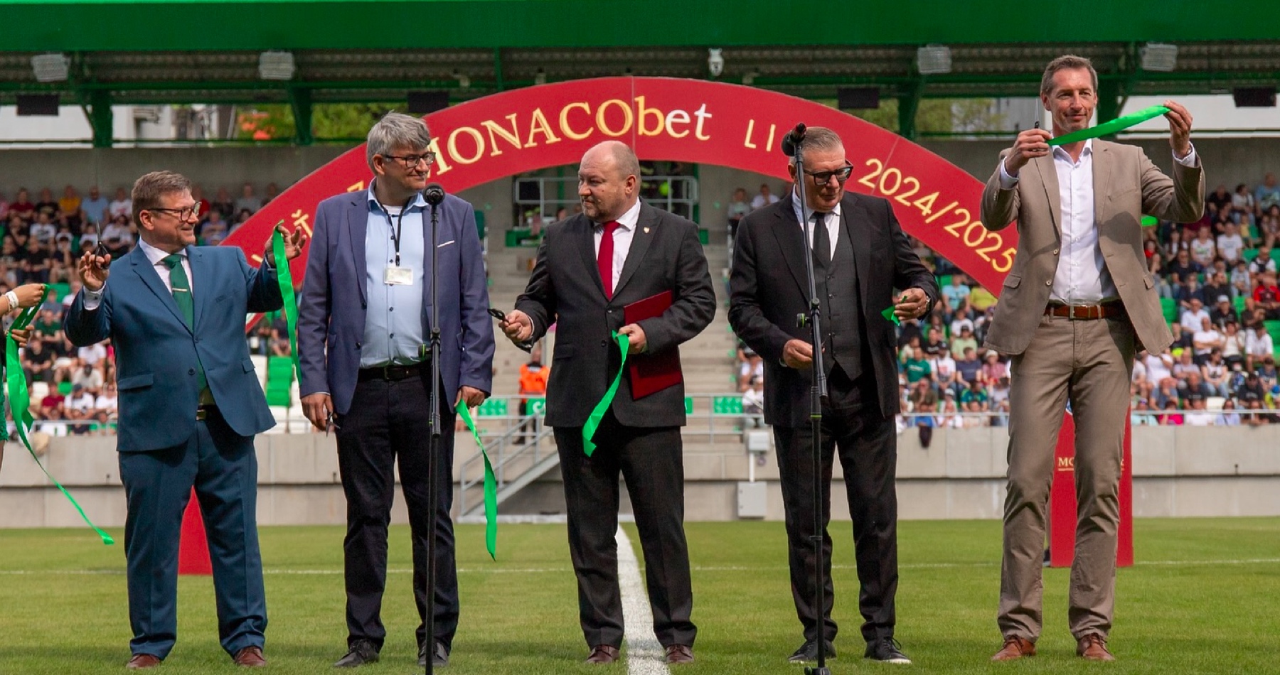 VIDEO: Huliaka po piskote na košickom hokejovom štadióne vypískali aj na slávnostnom otváraní nového futbalového štadióna v Prešove. Ceremoniálu sa zúčastnili aj československé futbalové legendy Panenka a Bubenko