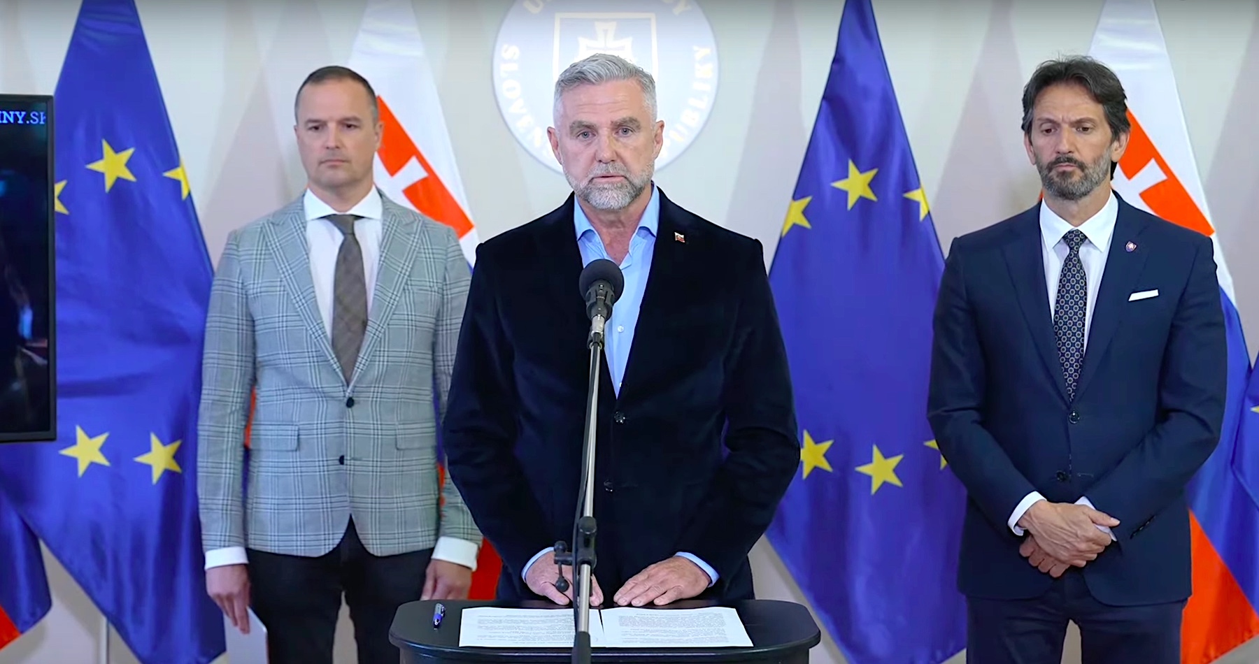 VIDEO: Ako sa želanie zarúškovaného zradikalizovaného primitíva o potrebe zabiť premiéra Fica z roku 2021 presne pred rokom do bodky naplnilo, o tom, že Šimečka, Naď & spol. napriek tomu naďalej šíria v spoločnosti agresiu a nenávisť a v spolupráci s médiami produkujú zlo, hecujú ľudí do občianskej vojny a vyrábajú ďalších zmanipulovaných páchateľov teroristického útoku, o zahladzovaní stôp zo strany Cintulovho syna, o tom, že vedúci Kancelárie vtedajšej prezidentky Čaputovej - Metod Špaček bezprostredne po pokuse zavraždiť predsedu vlády komunikoval so spoločnosťou Meta o vymazaní atentátnikovho účtu na Facebooku, ale aj o okolnostiach, ktoré atentátu predchádzali a o plných ústach demokracie a slobody zo strany tých, ktorí prenasledovali politických oponentov a nositeľov iných názorov